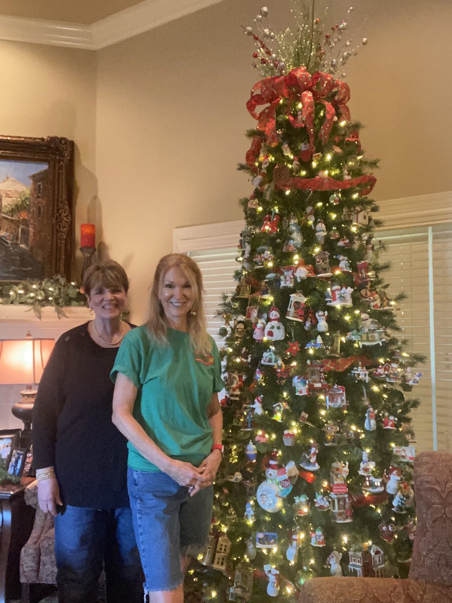 LisaSpencerWSMV's tweet image. We did it! The 4th tree 🌲 is up. 
Mission accomplished!
I don’t get my tree up this early. We just have to get a head start when my sister &amp;amp; I decorate my parents house.
When do you put your decorations up? 
Do you do other holidays? 🎃 🦃❤️
#christmastree🎄 #holidaytrees