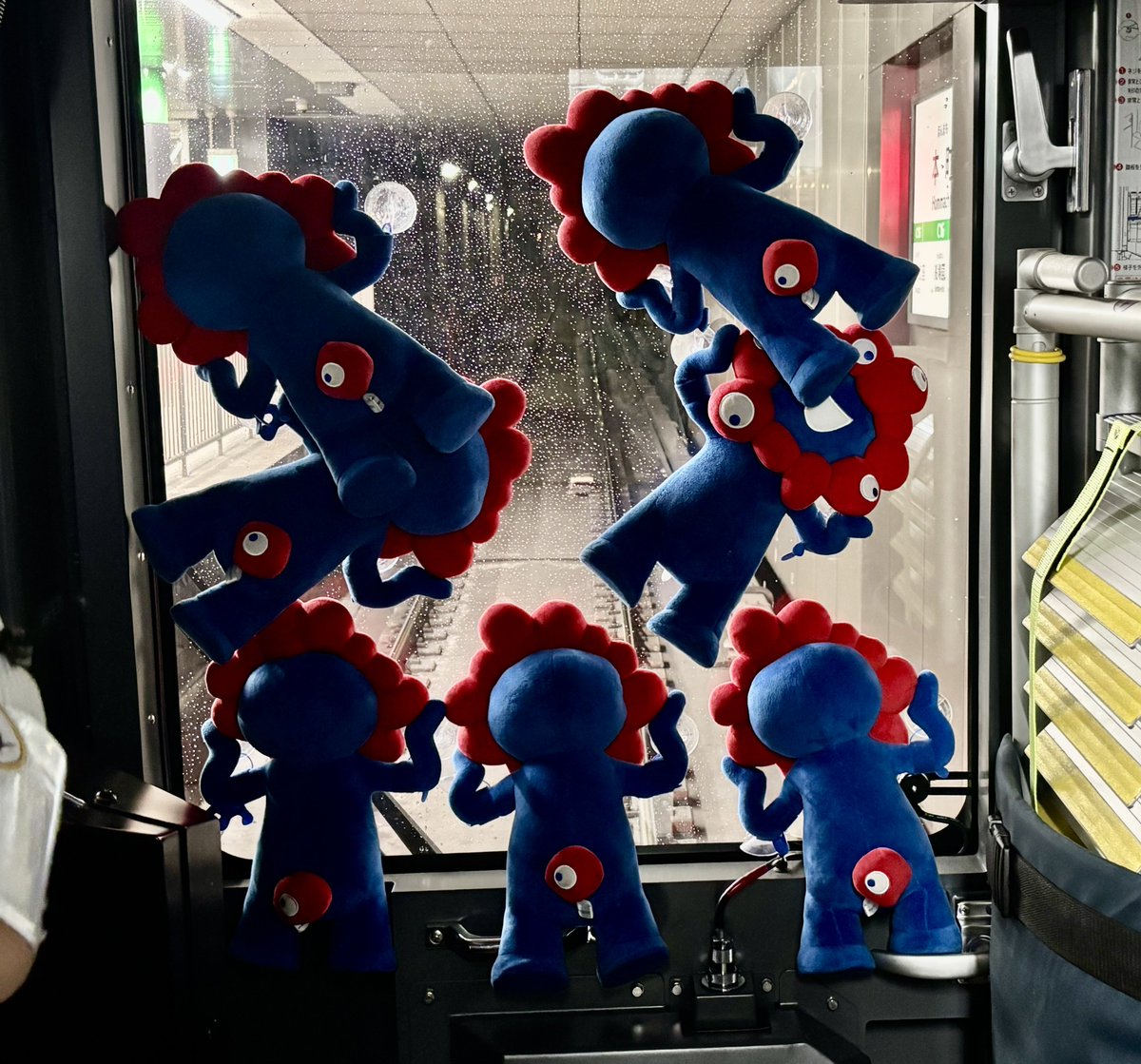 今日のミャクミャク電車、どう見てもカオス過ぎて笑う