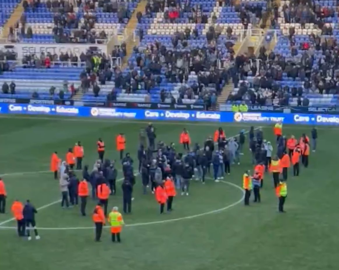 Kingsley_Royal's tweet photo. For all the #readingfc fans on here circle wanking to #swfc fans about bottling it - never forget that this was the amount of people that actually got it done. All of them booed by their own fans. So much
rewriting of history. https://t.co/dUO5JoMcaH