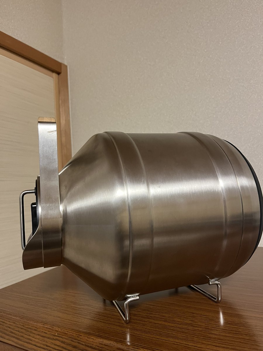 TUKI1FC's tweet image. キャンプ行かないのにニューギア購入。
以前よりスノーピークのジャグ欲しかったのですが、この度秋の雪峰祭で勢いで買ってしまいました。
うわー、散財😆
本体に中身入れて横に設置して、ふたの真ん中のコックを捻ると中身が出てくるの便利!
内容量も4.7Lと十分。
#スノーピーク
#雪峰祭