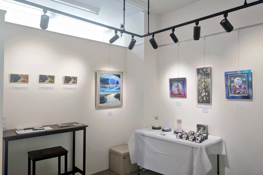 RyuTachihara's tweet photo. 【展示最終日のお知らせ】
#立川アートスペース さんで開催されているグループ展 お月見日和 -Moonlit Moments- は、本日、10月5日(日)が最終日です。
#いのうえあい #井上曜子 #笠原拓三 #taQ #月乃カエル #つきみ星(敬称略)の6名の作家様の素敵な作品が皆さまのお越しをお待ちかねですよ。 https://t.co/xigju1uWFU