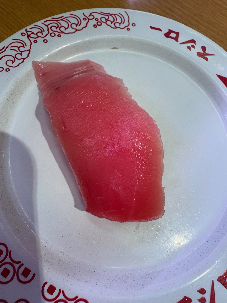 hironino5's tweet photo. 昨晩は母が好きだったまぐろを食べにスシローに行きました。

夏のヨーロッパから帰国してから、食べたかったけど
なかなかタイミング合わず一緒に食べに行けなかったスシロー。

私も久々のスシローでした。

母はいつもは2つのっている赤身が好きなんだけど、
中トロが安かったので中トロを食べました。

ただ中トロは1つしかのってない！

母は2つのっている方がお得だから
赤身の方が良かったなぁ、

と言っている気がします。

そして私がうっかりして注文を忘れてしまった母の大好物な鉄火巻き。

次はちゃんと2つのっている赤身と鉄火巻��にしようと
帰り道に反省しました。

ごめんね、お母さん。