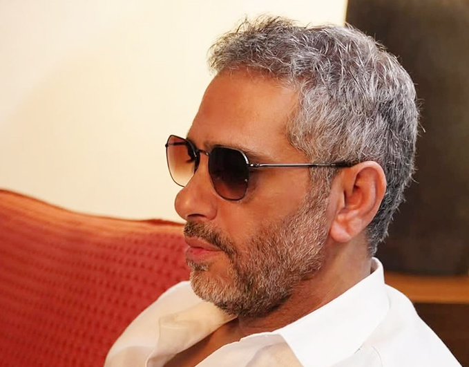 AZK_SA's tweet photo. في لبنان.. فضل شاكر يسلم نفسه إلى مخابرات الجيش اللبناني عند مدخل مخيم عين الحلوة, بعد 12 سنة من الاختباء.

القصة؟
المغني المعروف فضل شاكر, و بعد أحداث 2012م أصبح مطلوب للجيش اللبناني و يحكم عليه بالسجن 22 سنة, فظل مختبئ في منطقة سكنية منذ 2013م اسمها "مخيم عين الحلوة" خاص باللاجئين الفلسطينين تأسس عام 1948م لا يستطيع الجيش اللبناني دخولها يسكنه 100 ألف لاجئ فلسطيني.

الفترة الماضية نشر أغاني بكلمات و ألحان مغنية يمنية, حتى أصبح أكثر مغني عربي مشاهدة و استماع لأغانيه.

الصحافة اللبنانية, تقول:
تم التنسيق مسؤولين كبار، للعمل على توفير مخرج قضائي لإطلاق سراح فضل شاكر بعد توقيفه.. لهذا قام بتسليم نفسه.

ـــ
لبنان 🇱🇧.. عالم آخر!