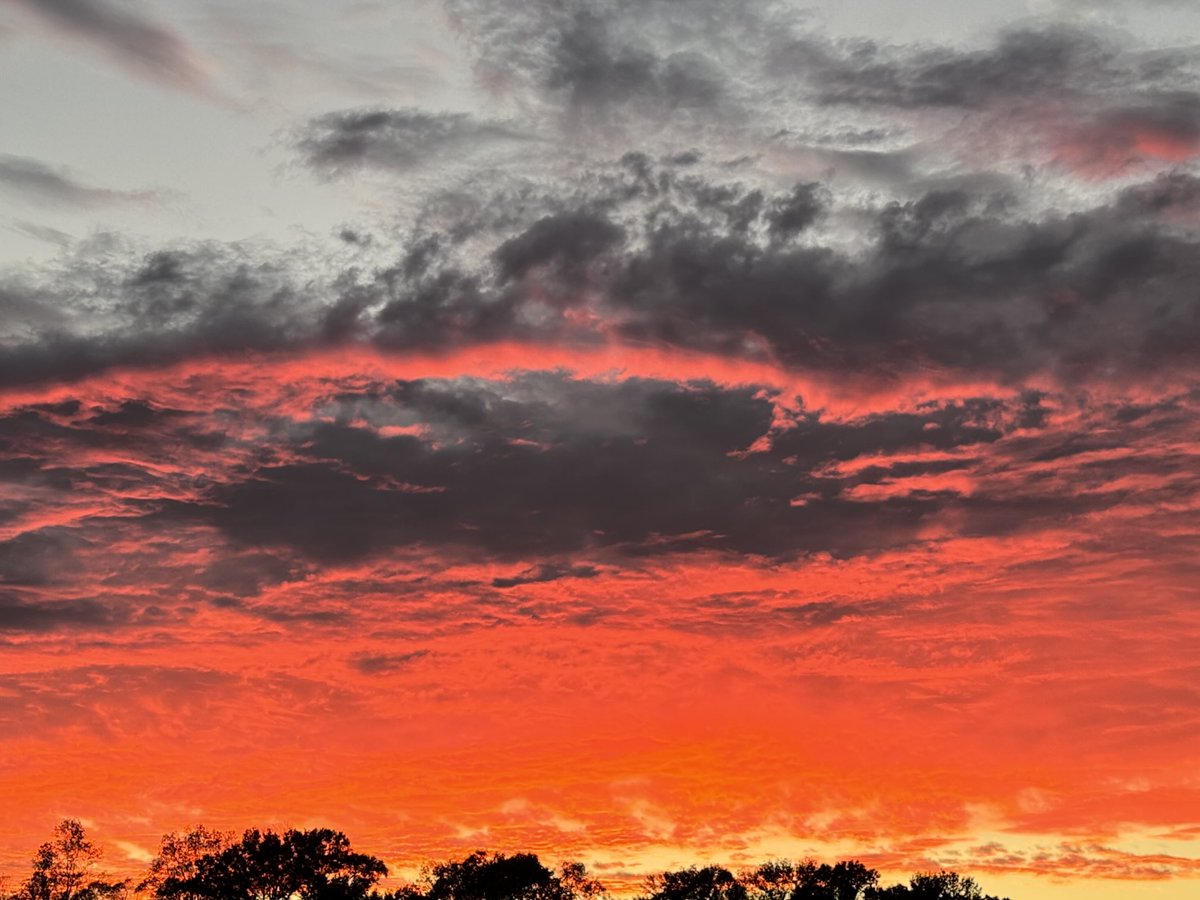 debbieg1695's tweet photo. ⁦@spann⁩ this evenings sunset looks like the sky is on fire https://t.co/oYo1A8ijSN