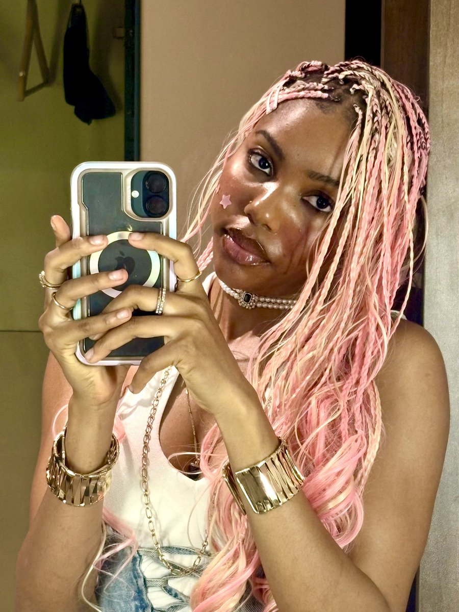 Therealljainy's tweet image. “Perfection in a mirror”💕💖🥹🥹💕 
Hope you still streaming TherealjainyEp nonstop ??
#therealjainy #afrobeats #jainy #ArtistOnTwitter