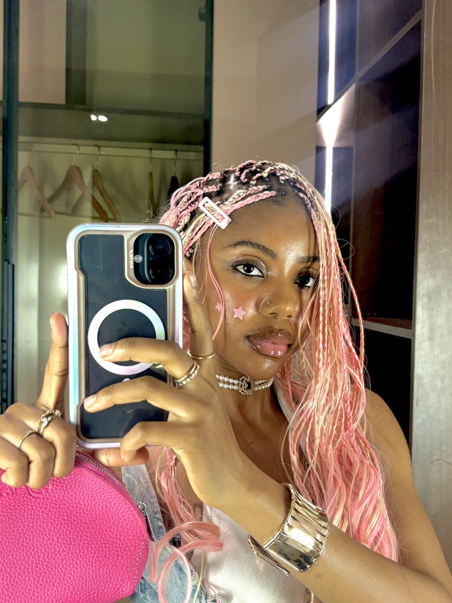Therealljainy's tweet image. “Perfection in a mirror”💕💖🥹🥹💕 
Hope you still streaming TherealjainyEp nonstop ??
#therealjainy #afrobeats #jainy #ArtistOnTwitter