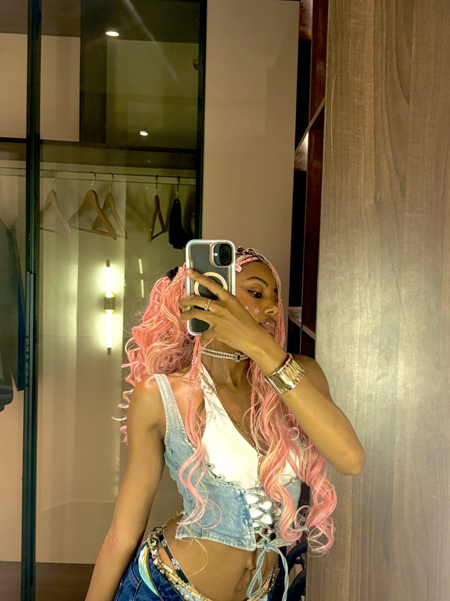 Therealljainy's tweet image. “Perfection in a mirror”💕💖🥹🥹💕 
Hope you still streaming TherealjainyEp nonstop ??
#therealjainy #afrobeats #jainy #ArtistOnTwitter