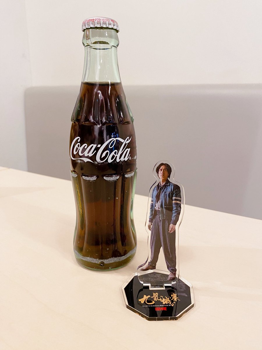 3m3_nerima's tweet image. 友達の強力の協力を得て
トワイライトウォリアーズDVD発売お祝いコーナーができました✨

香港の非売品のパンフレットや
友達が香港のAirsideで撮影した写真
トワウォ登場人物の人気投票もあります（お一人2票まで）🤗
アクスタやぬいを連れていっぱい写真を撮ってください🤳🏻

続く→