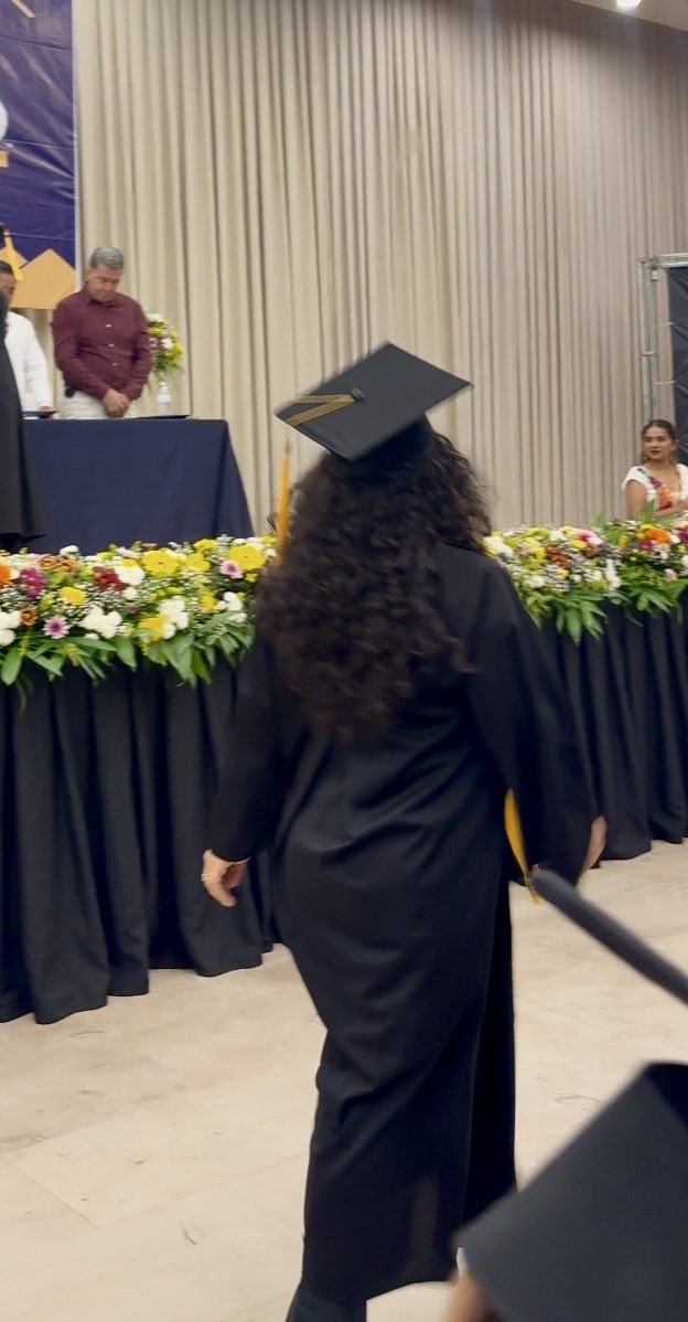 BeckyRanHer's tweet photo. Mis padres me mostraron el camino, y yo decidí continuarlo 👩🏻🎓🙏🏼🫰🏼❤️ #graduada #master https://t.co/ylkzTZChUg