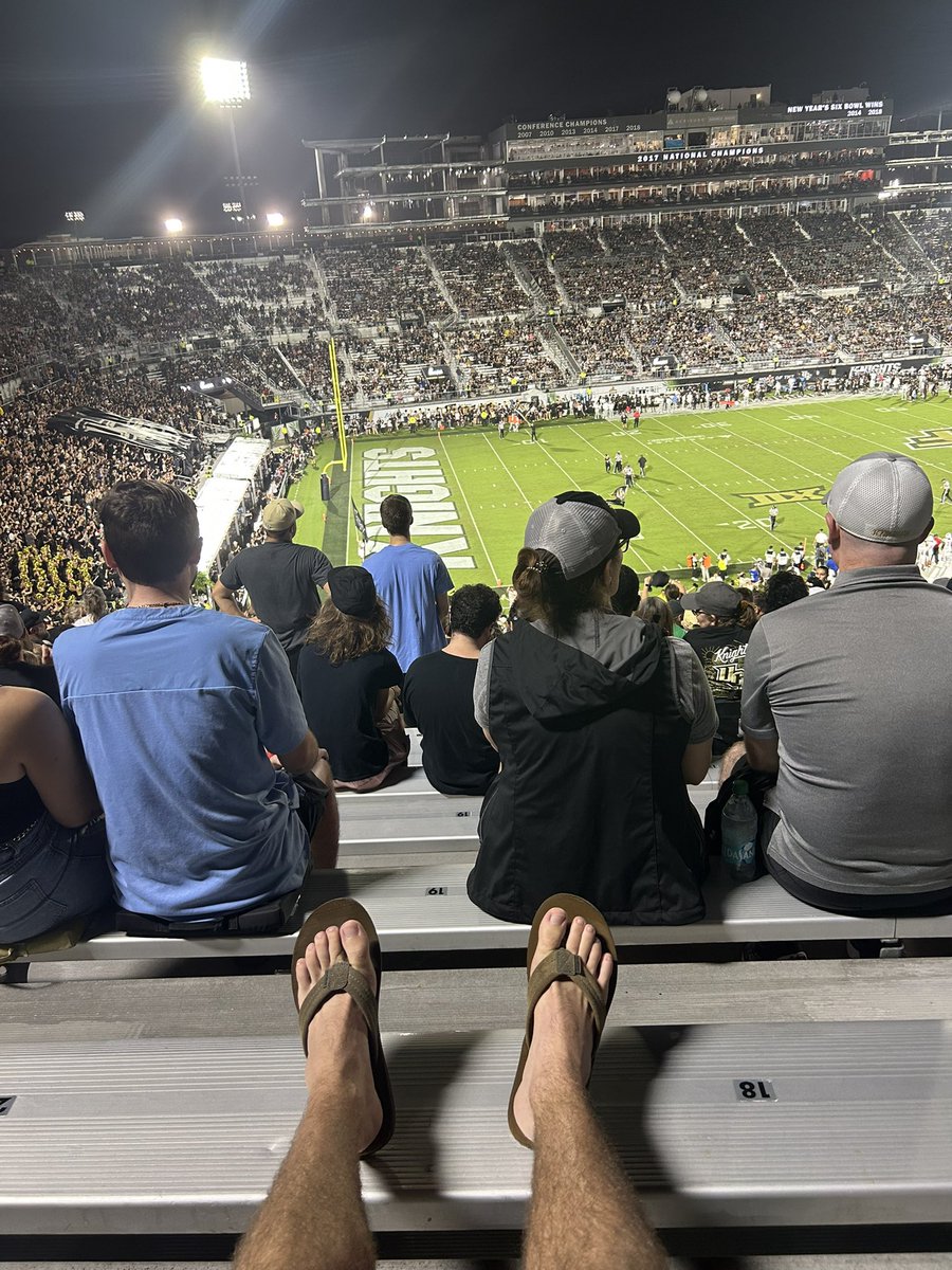 LongJohn1962's tweet photo. #FlopsOut for the UCF game https://t.co/pC6hUNQ8iQ