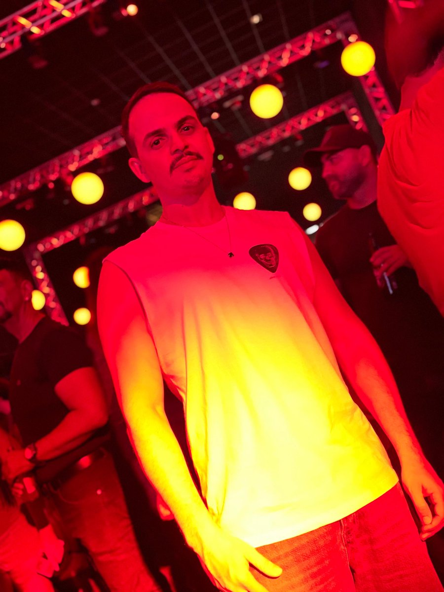 juntoxws's tweet photo. Como vou te olhar no rolê. https://t.co/QLklTSODy4