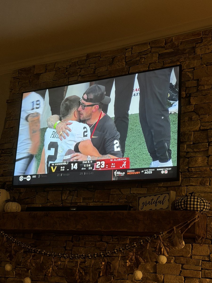 Georgiagrown20's tweet image. They say birds of a feather flock together. They sure are cute! The disrespect of Pavia to take a victory kneel pregame. I’d say that was a bit premature! #RollTide #Bama