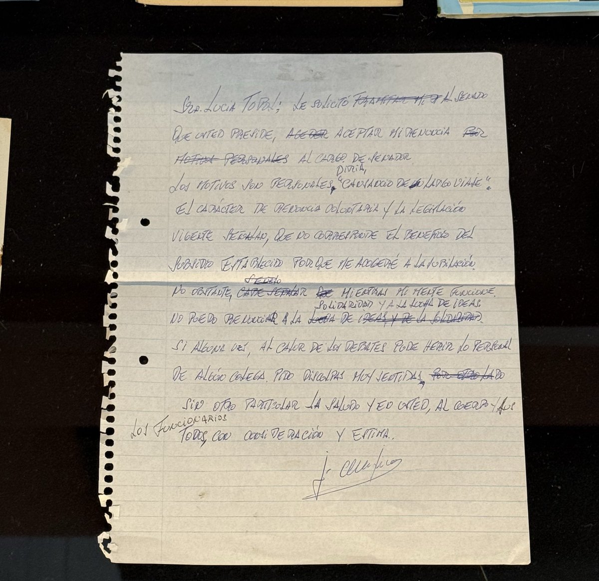 En la cocina de su casa, junto a su compañera, arrancando una hoja de cuadernola, escribió Pepe su carta de renuncia al senado. Renunciando también al subsidio y pidiendo disculpas si en acalorados debates hirió a algún colega.

Expuesto hoy -entre muchísimas cosas más- por el