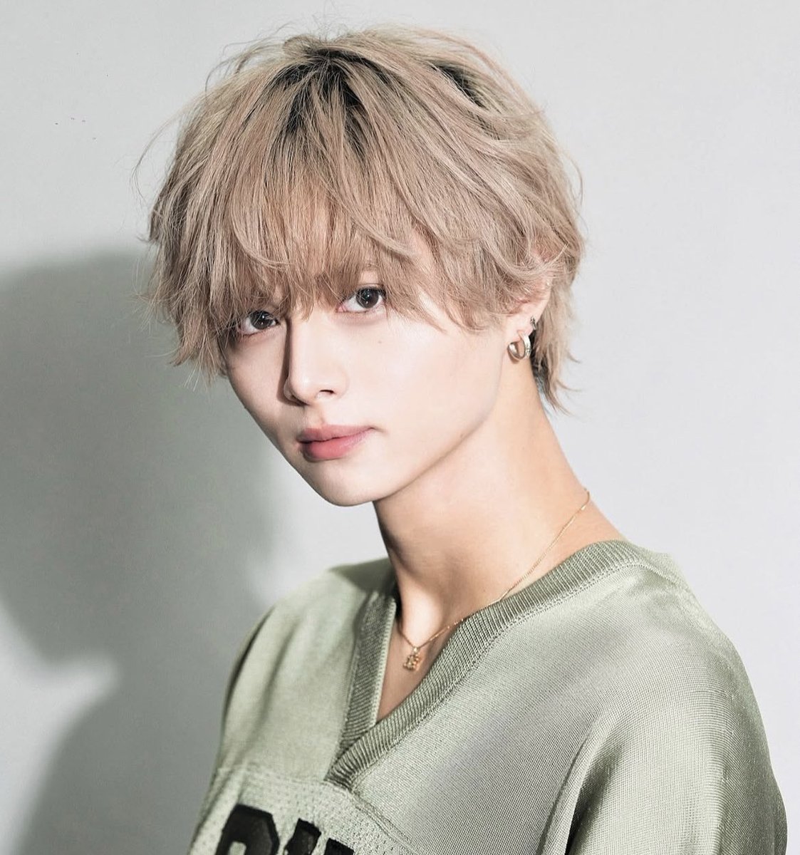tnk0456123789's tweet photo. ←恋愛攻略の初期段階
→恋愛攻略の最終段階

理由を説明する。

前者は幅広い女の子にモテるが、絶世の爆美女からはウケが悪い。なぜなら爆美女はこの手のタイプのイケメンを、何度も見てきているので、もうとっくに飽きてる。

その一方で、

後者は幅広い女の子にはモテない。しかし、絶世の爆美女からはモテる。なぜなら【生物的な強さ】や【強いオス】としての証、そういったものを訴求できているから。

恋愛攻略をしていると
初期段階では
中性的なジャニーズ系を目指す。
これは初期としては正解。

そして、
中性的なジャニーズ系では
美女をゲット出来ない壁にブチ当たる。
そして試行錯誤の結果、
最終的に【強いオス】となっていく。
超絶あるあるパターン。
このルート以外は絶対に有り得ない。