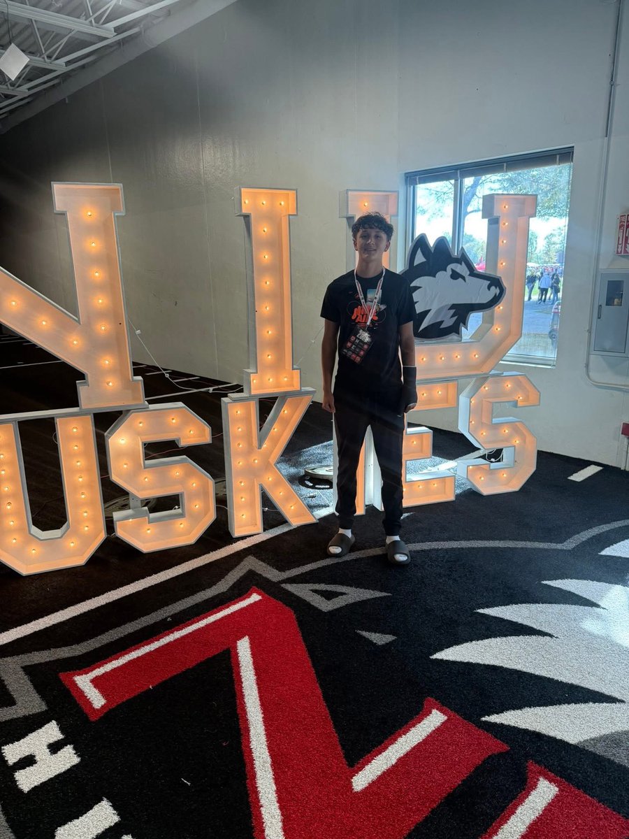 Had an amazing time down at <a href="/NIU_Football/">NIU Football</a> for a gameday !!!! Thanks to all the coaches for having me out !!!#GoHuskies
<a href="/CoachHawk__/">Joseph Hawkins</a> <a href="/NIUCoachHammock/">Thomas Hammock</a> <a href="/KyleKeeton_/">Kyle Keeton</a> <a href="/AllenTrieu/">Allen Trieu</a> <a href="/BrianDohn247/">BrianDohn247</a>