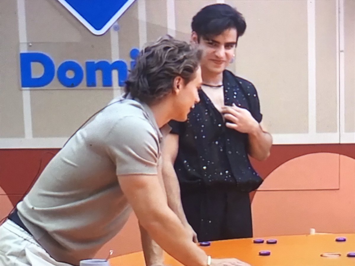 ozzy_mkm's tweet photo. ya sabemos que aldo es muy tierno con aarón, pero aarón siendo tierno con él me hace muy feliz 🥺 nada más miren las miradas que le daba 

AARON YA ERES GANADOR
VOTOS MASIVOS X ALDO
 #AaronMercury #LaCasaDeAaron https://t.co/OFUrxYzs4o