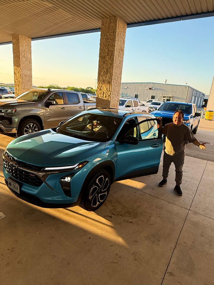 SouthTejas1984's tweet image. Honored to help my longtime friend Jay Tope drive off in a new Chevrolet! 

Jay’s a San Antonio legend who’s spent his life promoting high school athletes &amp;amp; coaches — even appeared on Wheel of Fortune last year! 

Wishing him continued success! 👏 
#Chevrolet #TexasSports