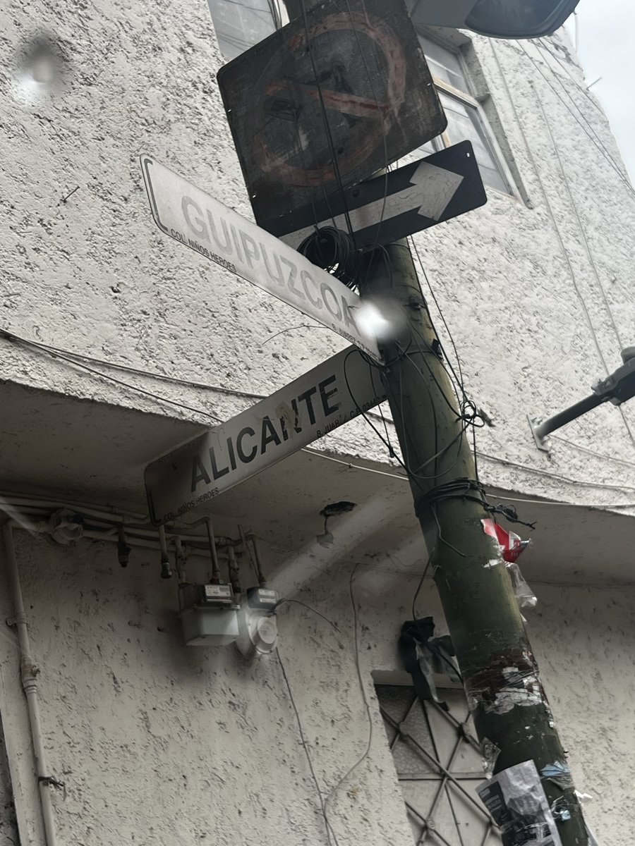 andi_va_la's tweet photo. @BJAlcaldia @AccionesBJ @BlindarBJ @LuisMendozaBJ @UCS_GCDMX Pueden poner orden en la calle de Alicante y Guipúzcoa, ya que decidieron cerrarla para poner esta carpa… y en caso de emergencia es un peligro para todos… https://t.co/kXJBAjzbK2