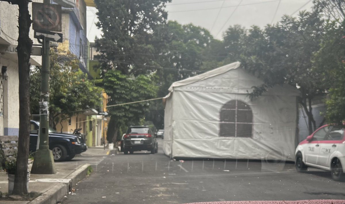 andi_va_la's tweet photo. @BJAlcaldia @AccionesBJ @BlindarBJ @LuisMendozaBJ @UCS_GCDMX Pueden poner orden en la calle de Alicante y Guipúzcoa, ya que decidieron cerrarla para poner esta carpa… y en caso de emergencia es un peligro para todos… https://t.co/kXJBAjzbK2