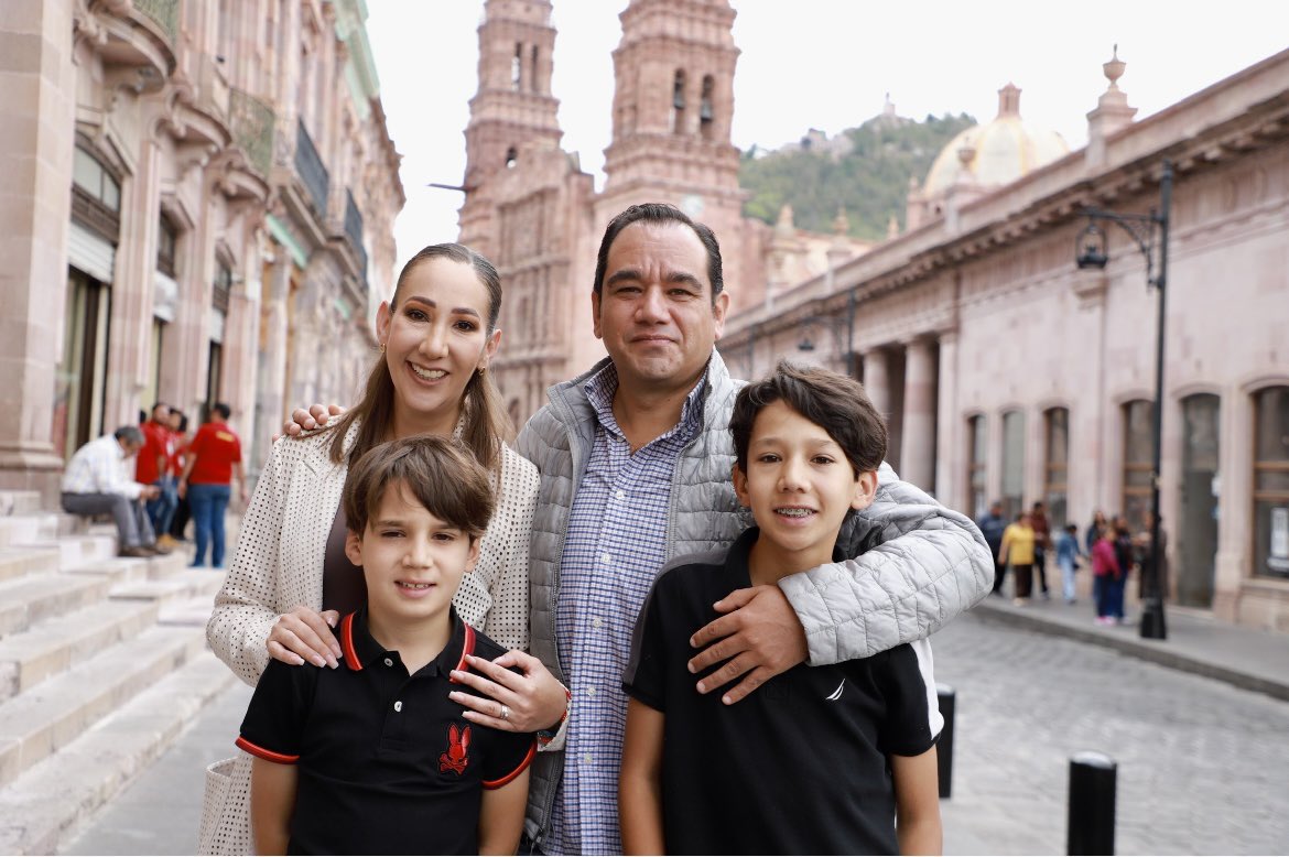 NoemiLuna_Zac's tweet photo. No hay mejor lugar para recargar el corazón que en casa, rodeada de quienes amamos.

La familia es ese refugio que nos recuerda quiénes somos y por qué vale la pena cada paso.

A disfrutar este sábado en familia desde mi querido #Zacatecas 💙 https://t.co/HDF0kRKzpT