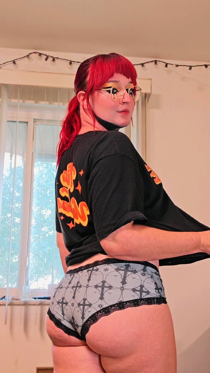 GothSunshine70's tweet photo. who up beatin their meat rn don't lie https://t.co/SNJqOUy0O8