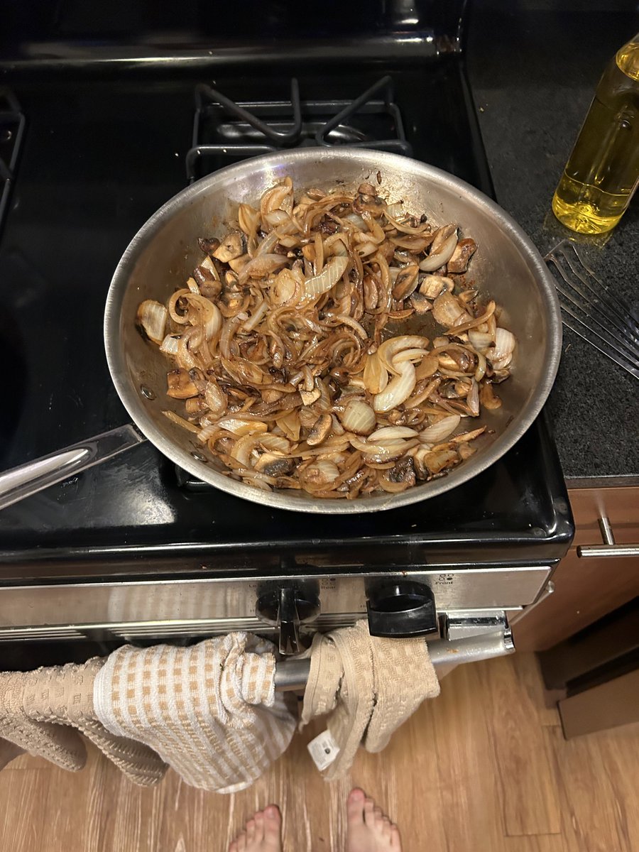 JDabknee's tweet image. impossible to have a bad day if you caramelize onions for dinner