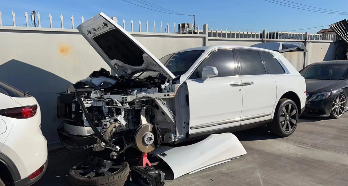 jma_comp's tweet image. When luxury takes a hit 💔🚗💥 #RollsRoyce #CarCrash #SupercarWoes