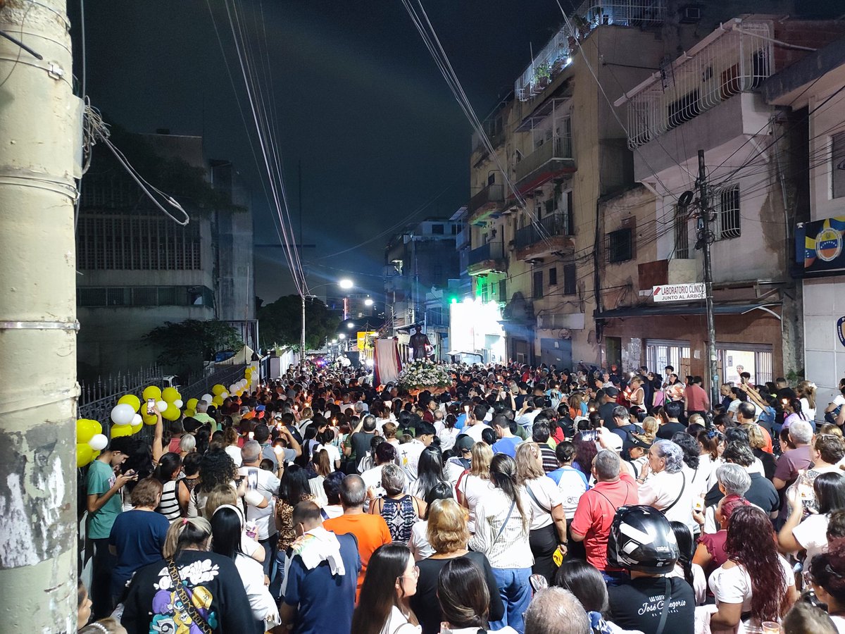 RobertLobo_'s tweet image. #AHORA Imágenes de la Ruta Nocturna por la canonización de Carmen Rendiles y el Dr. José Gregorio Hernández. A esta hora va por la Av. Panteón rumbo a La Candelaria.