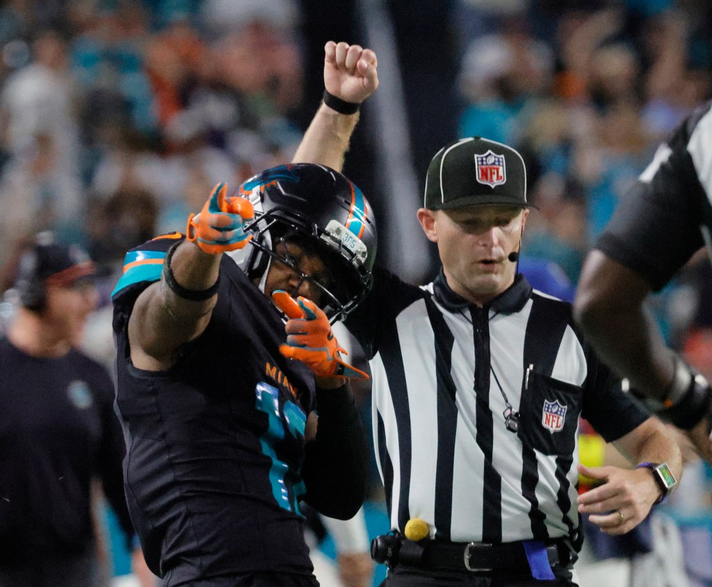 SSMiamiDolphins's tweet photo. It’s time for #Dolphins’ Jaylen Waddle to step up as No. 1 WR with #Tyreek Hill out https://t.co/uqoXtJvBDm #NFL https://t.co/IbZdKc4uKq