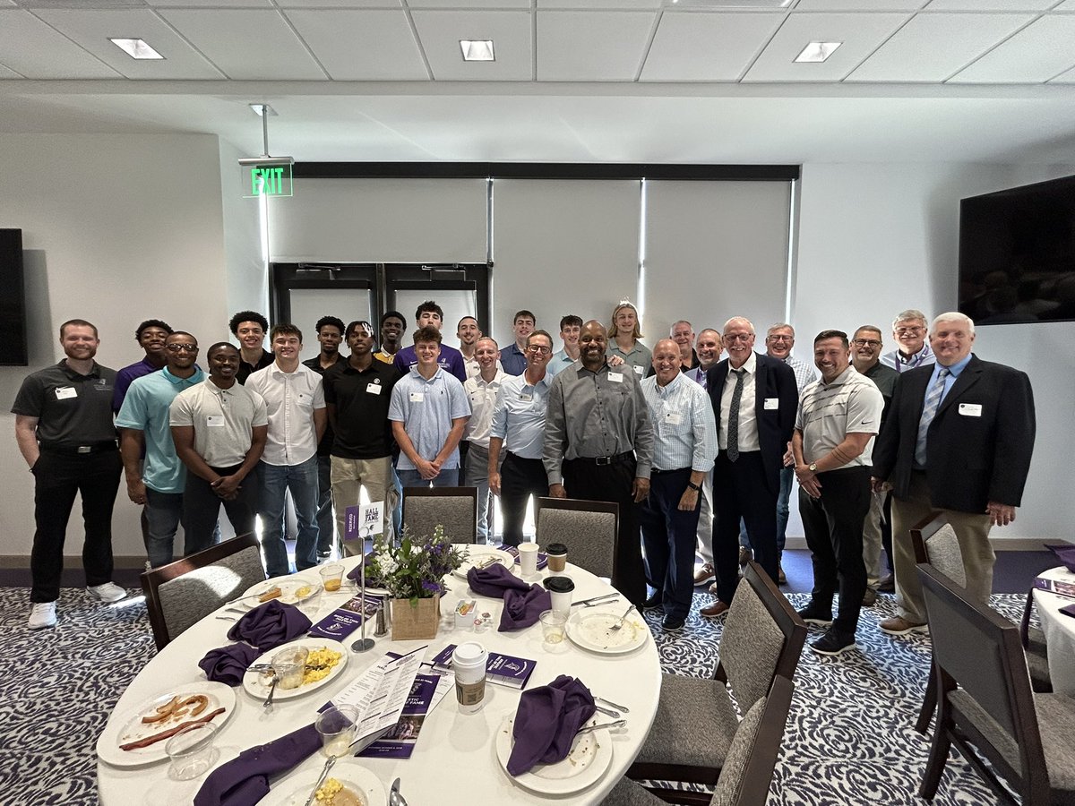 taylor_hoops's tweet photo. Homecoming was a blast!
โ๏ธFriday we competed in our alumni game! Thanks to Coach Dave Close โ80 for speaking to our group!
โ๏ธToday we celebrated Steve Brooks โ80 induction into @taylortrojans Hall of Fame!
Thankful for all these men and many more for their impact on TU Hoops! https://t.co/iNODkoSIXd