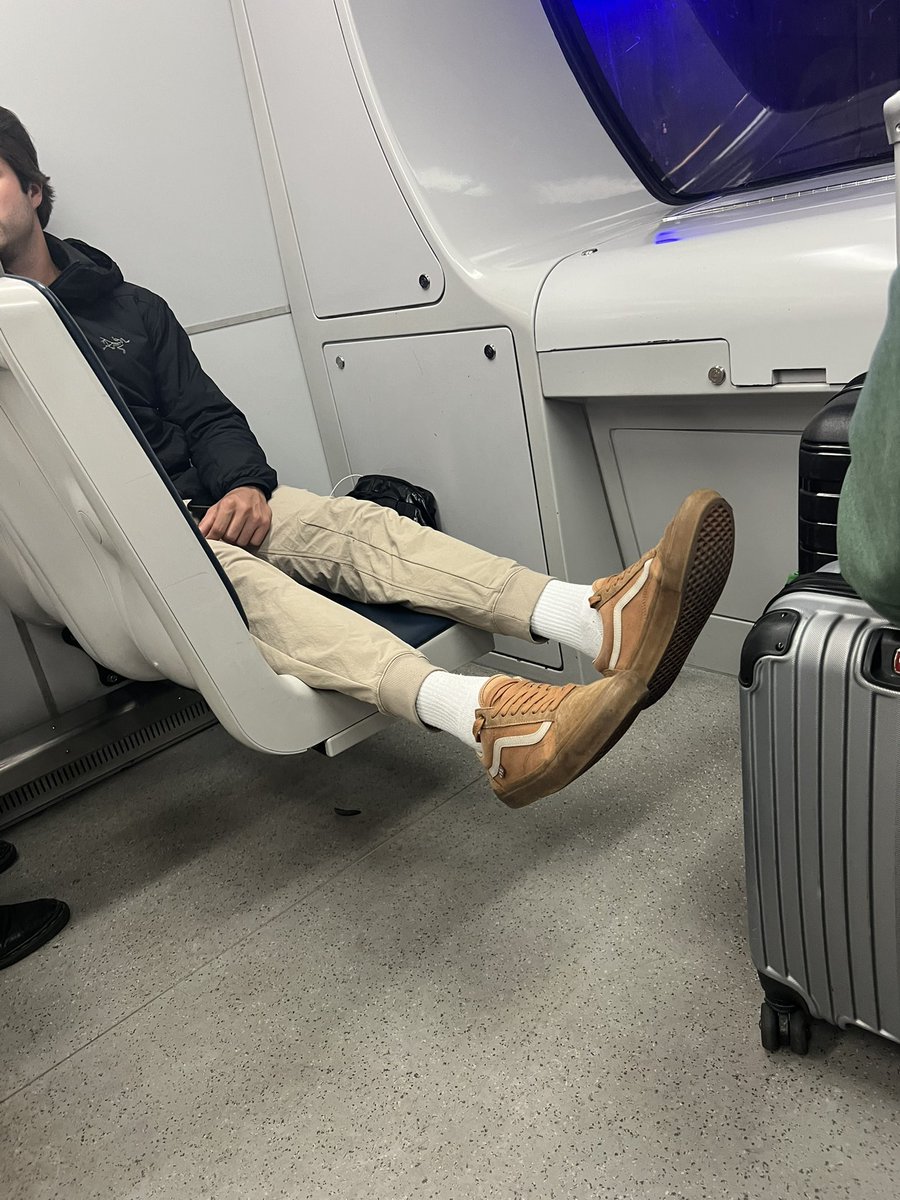 Vancouver men really out here redefining man spreading…