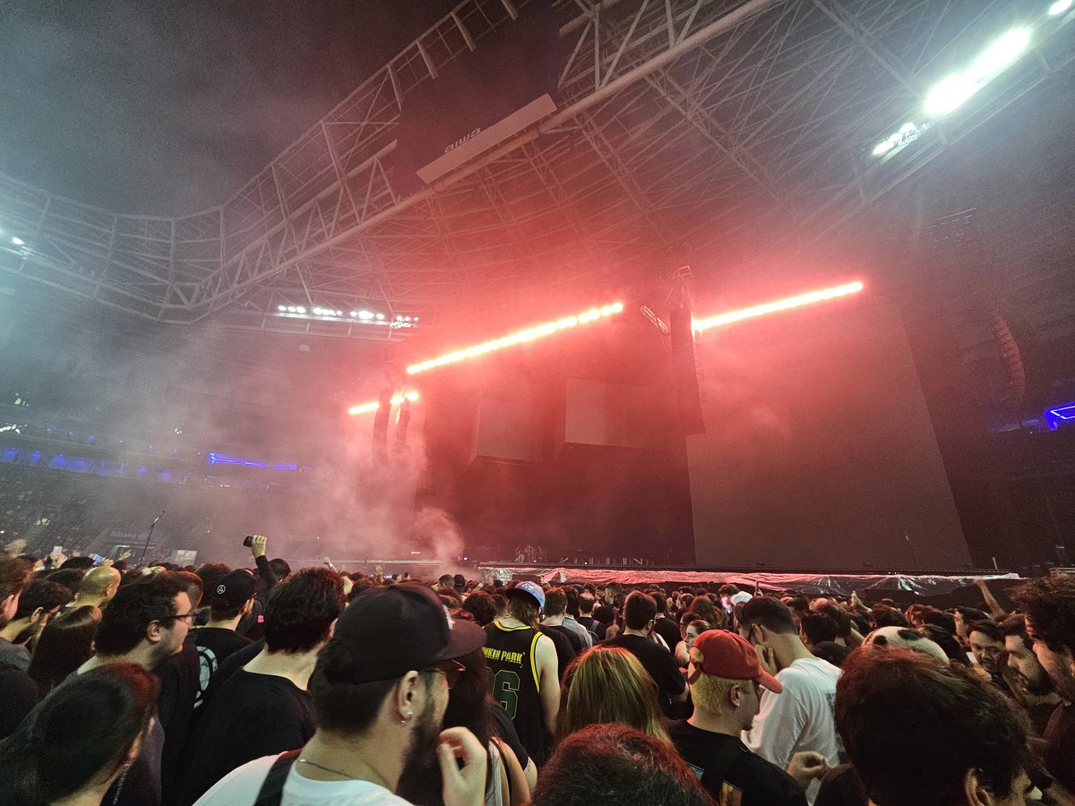 ojoaopa7's tweet photo. Nunca tinha visto um show do ADTR foda demais!!!!!
Agora é esperar os avengeds que já tão atrasado 🙏🙏🙏 https://t.co/Ta0m3QdBvf