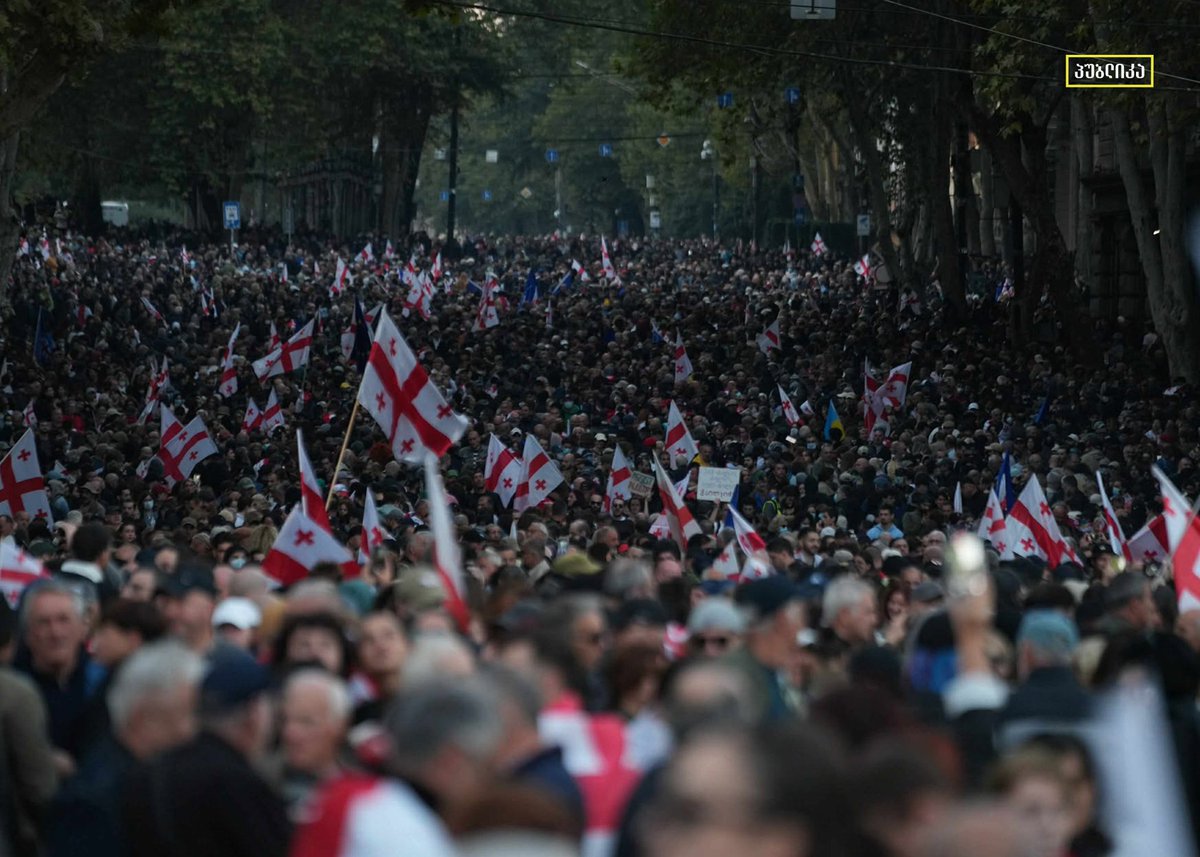 311 Tage.🇪🇺🇬🇪 Der längste anhaltende Protest Europas. Und er geht weiter. Trotz massiver Repressionen, Gewalt und Inhaftierungen bleibt der georgische Widerstand ungebrochen. 
📷<a href="/Publika_ge/">PUBLIKA</a> #GeorgiaProtests