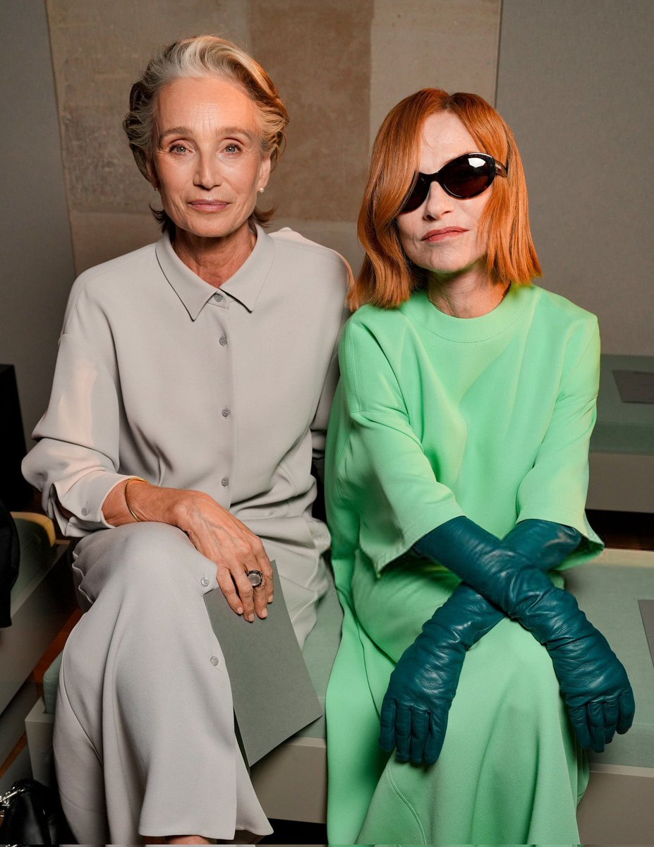 holyhuppert's tweet photo. kristin scott thomas e isabelle huppert servindo níveis estratosféricos de cunt https://t.co/YqhjVFPwHD