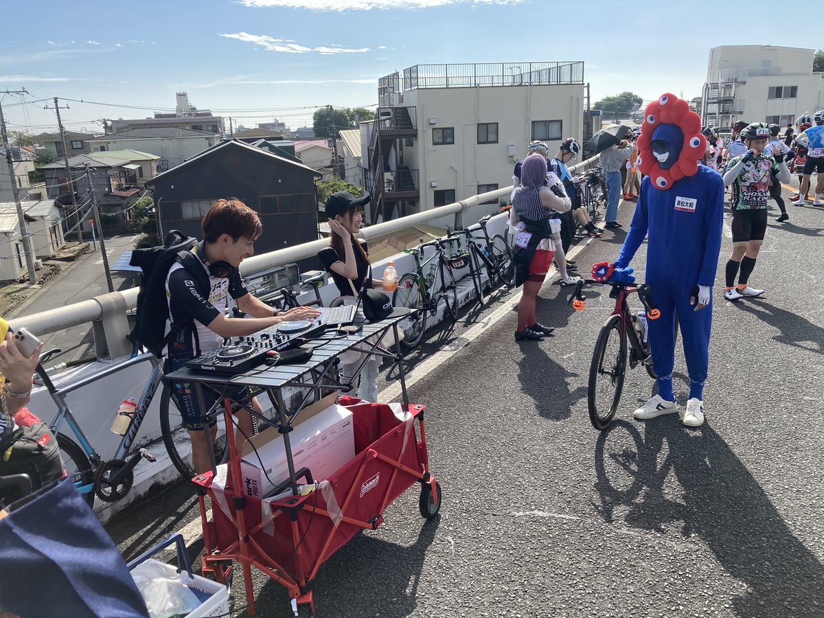 #キャラヒル 待機列アニソンDJ始まっております。待機位置が住宅至近のため音量を絞ってプレイとなりましたことお詫び申し上げます。是非お近くまで！