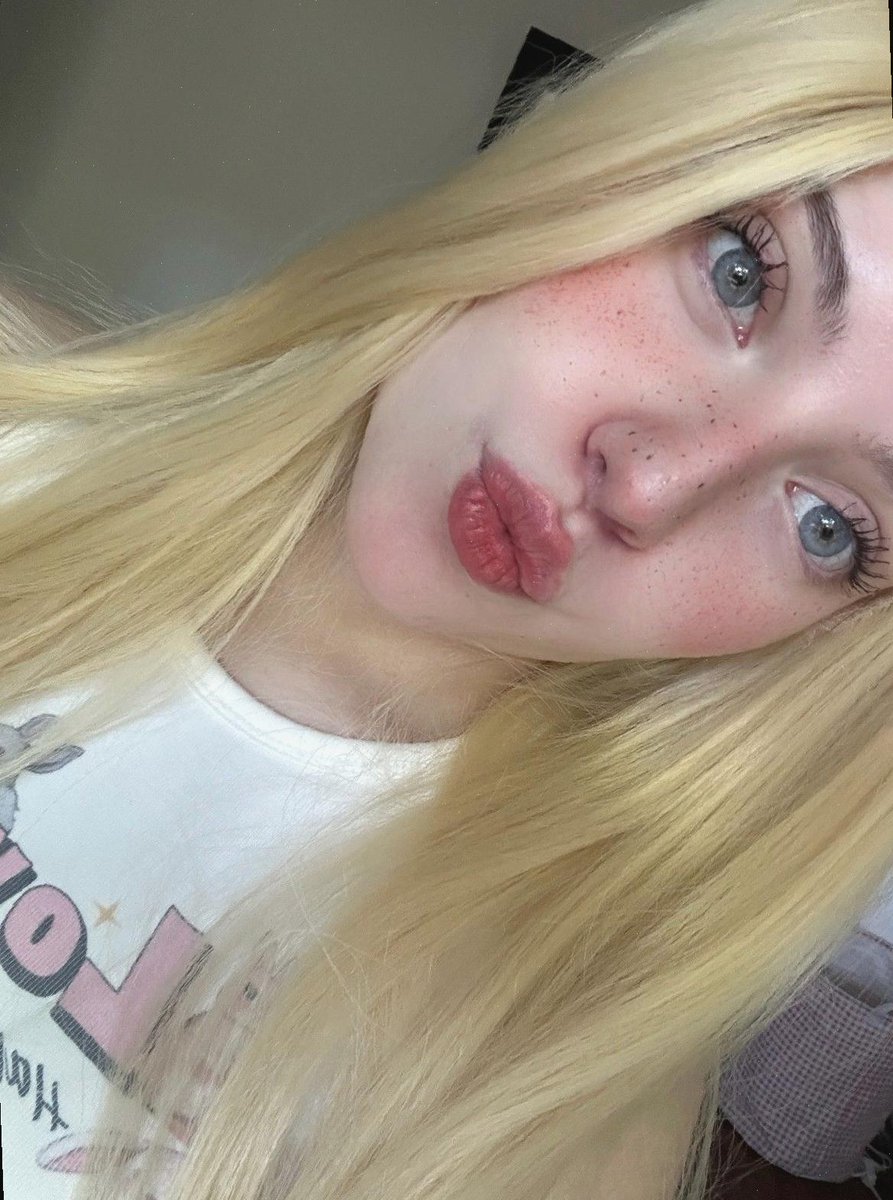 ScarletDevilCCX's tweet photo. eyeliner always ghosts me on Important Days™ whyyyy https://t.co/d94OHppZFW