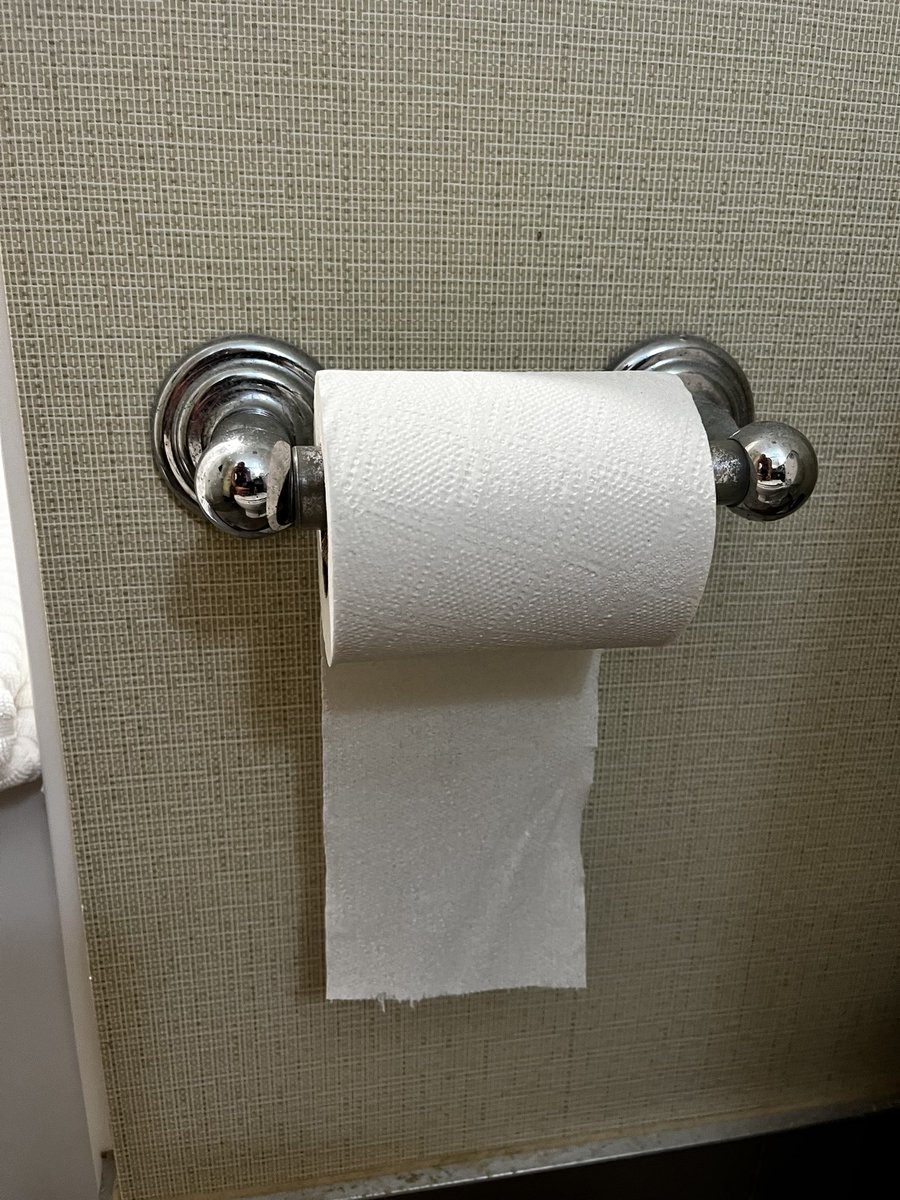 RealTateEllison's tweet photo. About to give 5 star review for hotel and the.ln I see this. https://t.co/SDoR1SD0iO