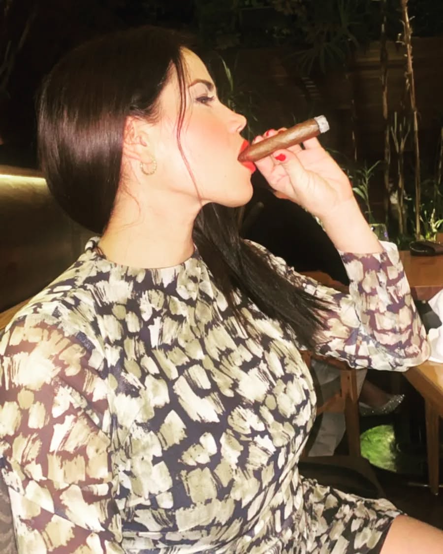 lissa79013's tweet photo. Ending my day with a great cuban cigars Montecristo Edmundo 💨🍂🔥#PPSITA https://t.co/YL703QelHK
