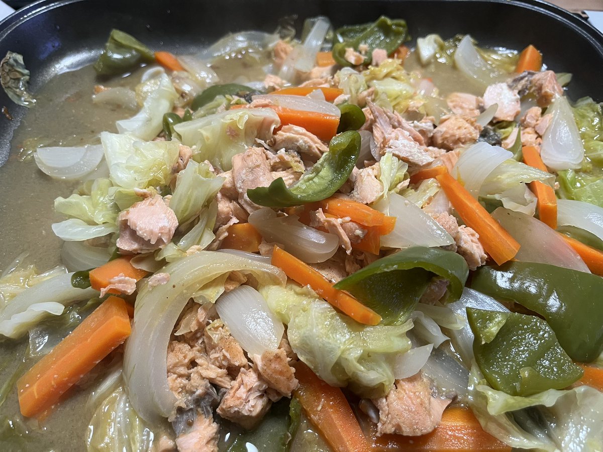 皆さんおはみぉーんです
私の #秋に食べたいあったかいごはん は、鮭のちゃんちゃん焼きです🐟
鮭や野菜をふんだんに使い、味噌をみりんや酒などで溶いたタレをかけて蒸し焼きにする北海道の郷土料理なのですが、これがまた秋を感じれて美味しいんですよねぇ😋
#朝ミオおたより