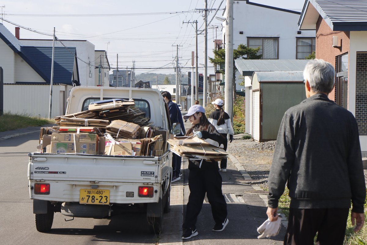 pippu_town's tweet image. 【#まちある記フォトニュース】
10月5日㈰、比布町子ども会育成員連絡協議会による「秋季廃品回収」が行われました📦
子どもたちは、各家庭から出された古紙などをてきぱきと指定された集積所まで運びました。
回収で得られた、収益金は今後の子ども会活動に活用されます✨
#北海道 #比布町 #ぴっぷ町