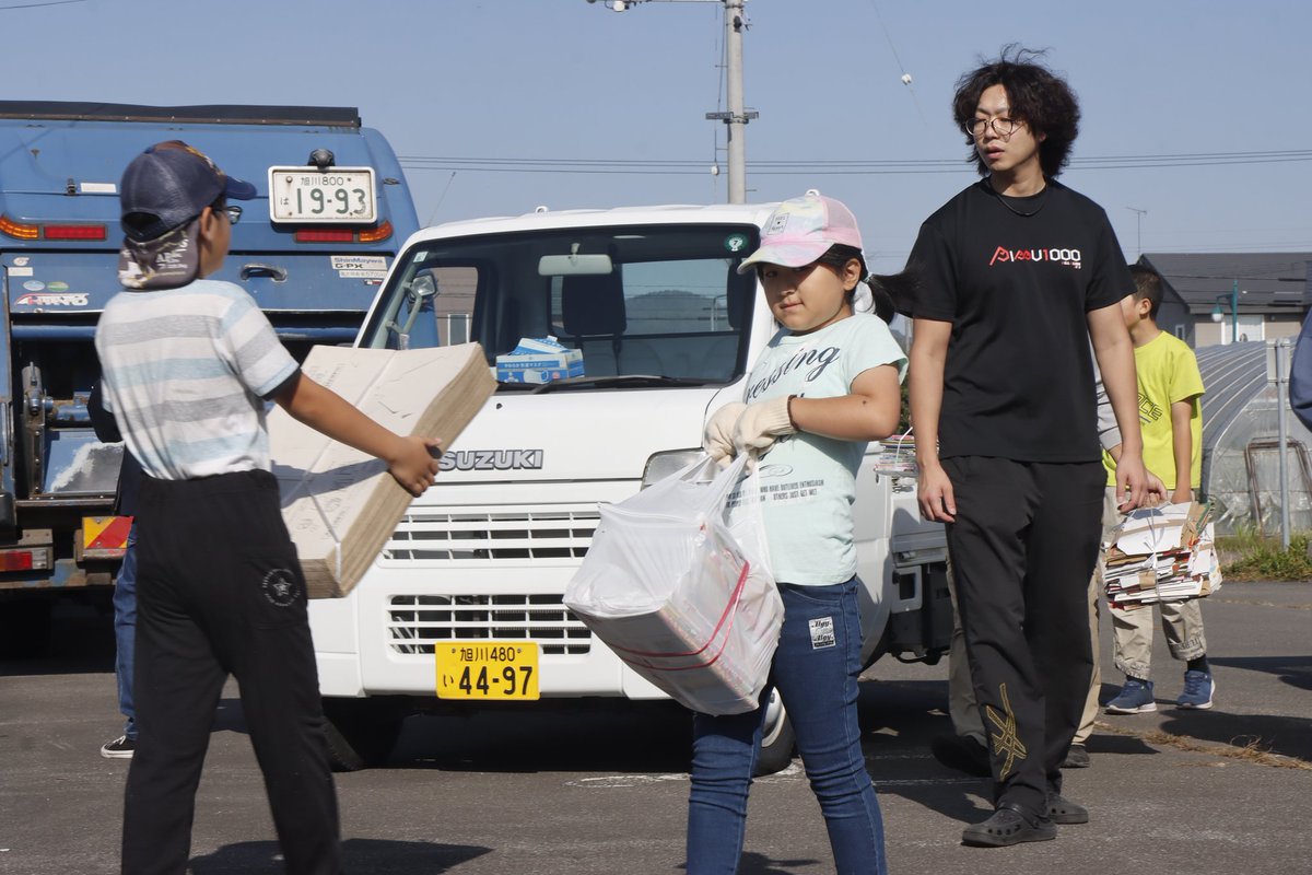 pippu_town's tweet image. 【#まちある記フォトニュース】
10月5日㈰、比布町子ども会育成員連絡協議会による「秋季廃品回収」が行われました📦
子どもたちは、各家庭から出された古紙などをてきぱきと指定された集積所まで運びました。
回収で得られた、収益金は今後の子ども会活動に活用されます✨
#北海道 #比布町 #ぴっぷ町
