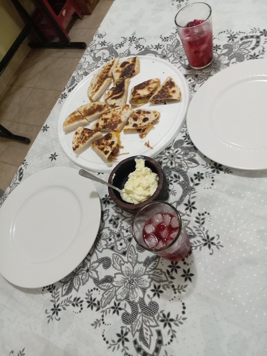 Extraño la cocina....que ganas de volver. Hoy quesadilla de cerdo ahumado y mix de quesos. 4 horitas de horno, marinado con especias varias, mostaza, azúcar morena y vino blanco. Alioli de limón y un gin tonic con frutos rojos con Gin Yunta de Aluminé.