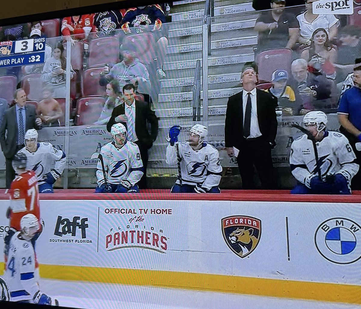 Tampan ja Floridan välinen peli pitäisi keskeyttää. Ei enää mitään järkeä tässä sikailussa. Noin 10 pelaajaa poistunut pukuhuoneeseen joko loukkaantuneena tai komennettuna. #nhlfi Tampalla vissiin 5 ukkoa enää penkillä ja loput boxissa.