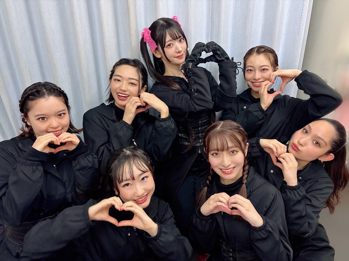 ito_yurina26's tweet photo. #ネプミュ2025
アンサンブルのみんなと🫶🏻

表ではそれぞれのキャラに合わせたモンスターになったり、裏では走り回っていたりと、この舞台はみんながいてこそ成り立っているといっても過言ではありません！

アンサンブルの経験があるから��そ、本当に大変なのが身に染みて分かるので大感謝の日々です💗 https://t.co/9kSJP6De9r