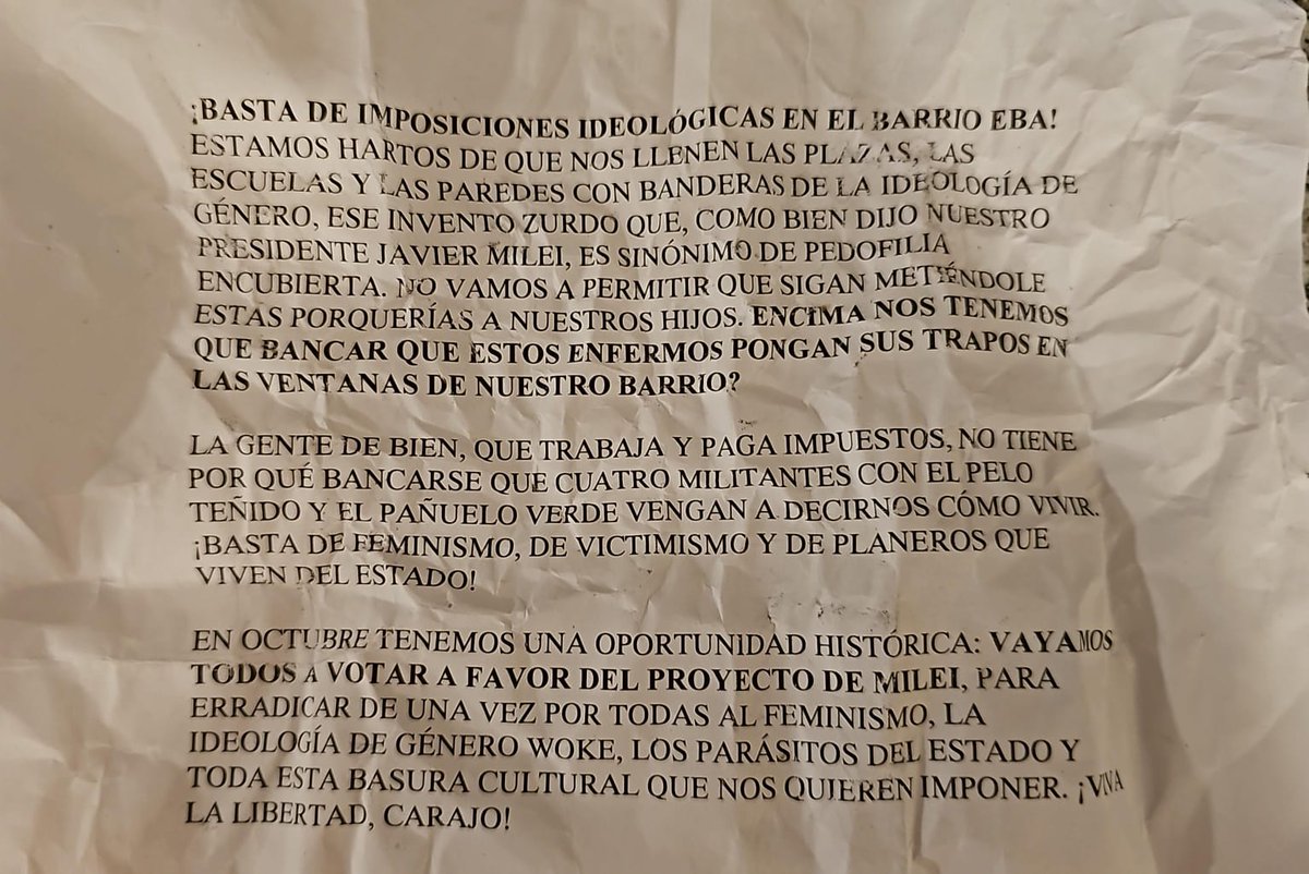 A este papel lo tiró un vecino hoy desde la terraza junto con otros muchos mas. Obviamente desde la clandestinidad y no se hizo cargo. Después nos preguntan por qué marchamos #orgullogay #LGBTIQ #MarchaDelOrgullo