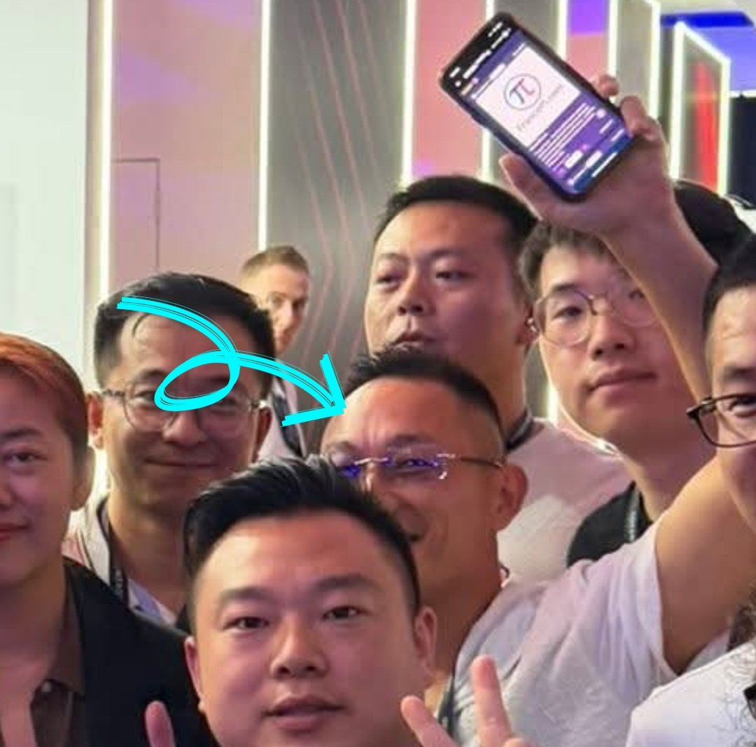 PiNewsGlobal's tweet image. Could someone please sharpen the blurry smartphone in this guy&apos;s hand?

I&apos;d like to know why he&apos;s grinning like he&apos;s about to take over the world.

#PiNetwork #NewMeme #CryptoCommunity
