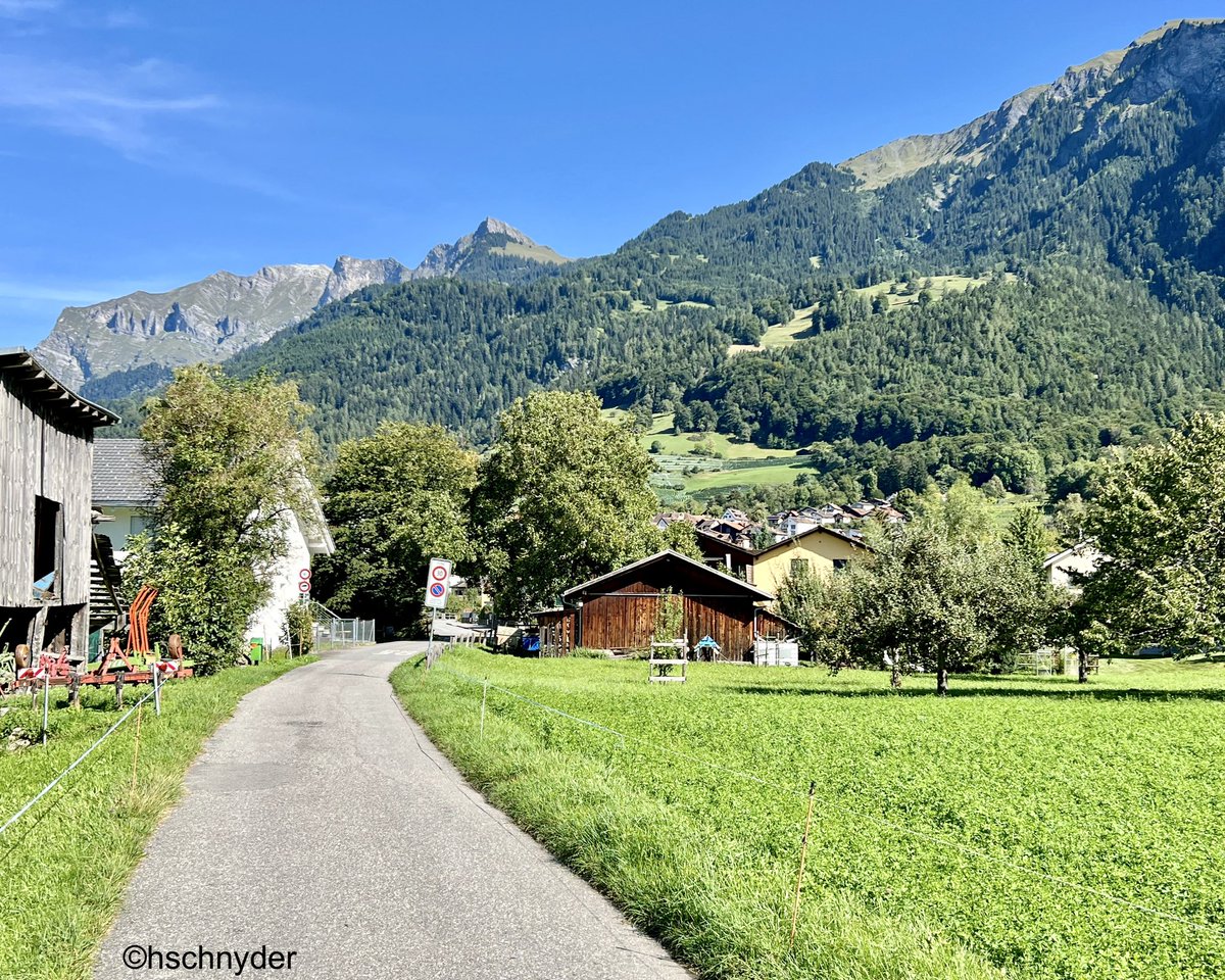 HrSchnyder's tweet image. Ein letzter Blick zurück nach Malans und es geht wieder Richtung Fluss Landquart
#malans #landquart #graubünden #wandern
#hiking
