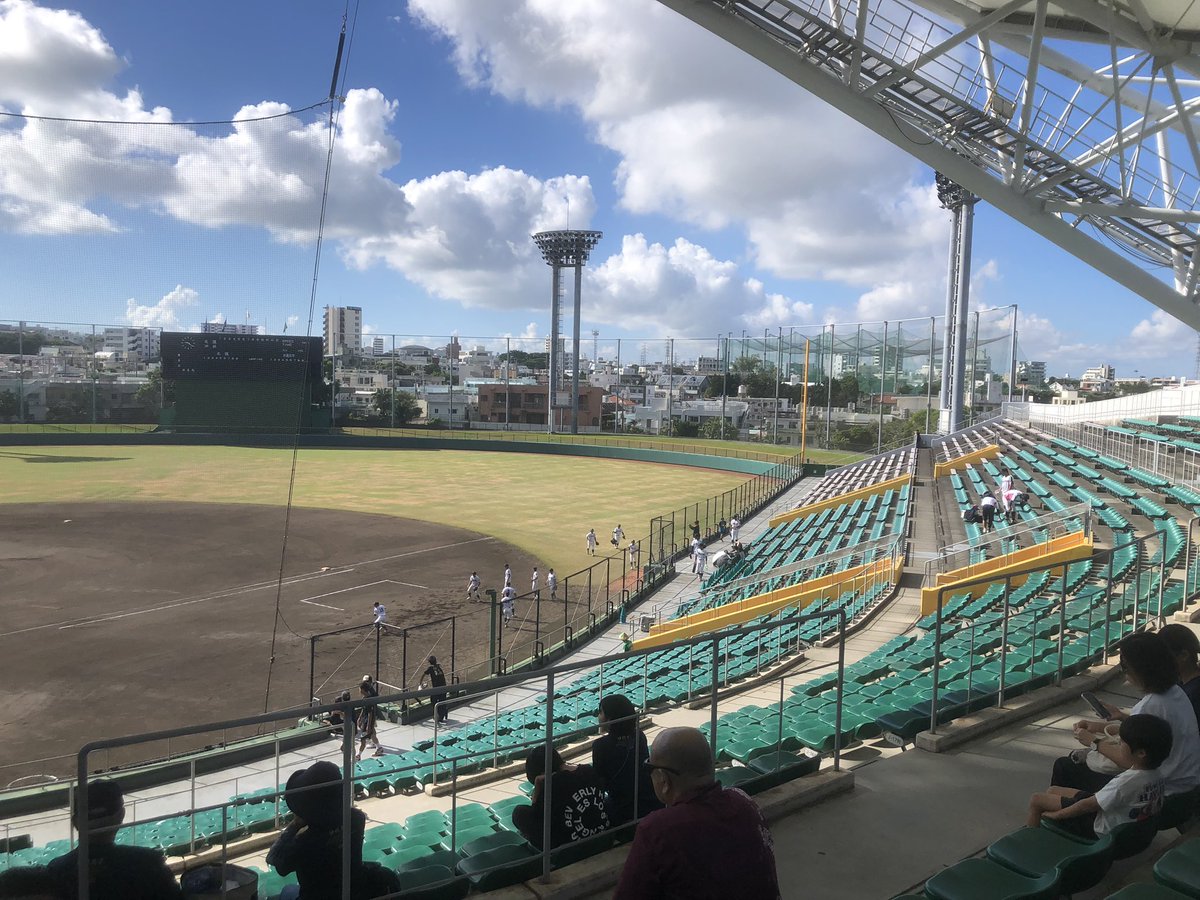 niXBYv8HDvZHZwO's tweet image. 秋季大会とはいえ神奈川県大会との人気の差がでてるような…
一応夏優勝の沖縄尚学だぜ？沖縄県民のみなさん。
ベスト8でこの観客の入りよ。
左←は今日の沖縄県秋季大会準々決勝
右→は先週の神奈川大会準々決勝
なんなんだこの差は。
#高校野球 #沖縄県高校野球
 #神奈川県高校野球