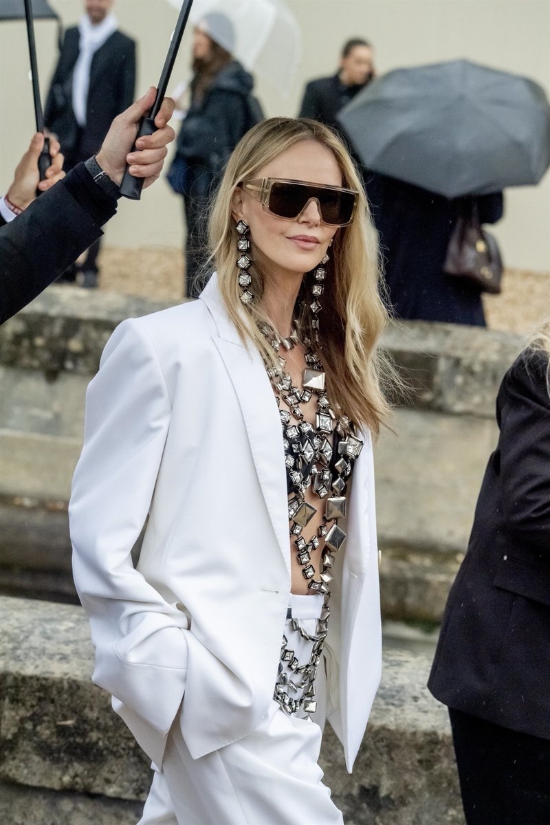 theronbrasil's tweet photo. Nossa galeria acaba de ser atualizada com registros de Charlize Theron em Paris, durante a Paris Fashion Week.

Acesse: https://t.co/i9DLESNOT7 https://t.co/RDHXxVaBqo