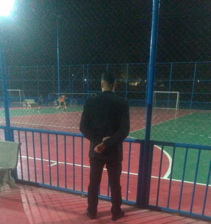 000000marco's tweet photo. Recordação do dia que meu amigo foi ao treino do primo dele de 10 anos vestido assim pra que a mulecada achasse que tinha olheiro assistindo https://t.co/IlsgKi3bQm